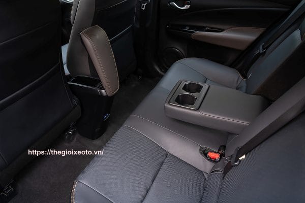 Hàng ghế thứ 2 trên Vios 2023 rộng rãi, có bệ tỳ tay