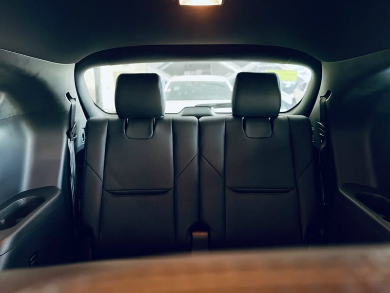 Hàng ghế thứ ba của Mazda CX-8 cung cấp không gian đủ cho người lớn, điểm cộng lớn cho một chiếc SUV 7 chỗ.