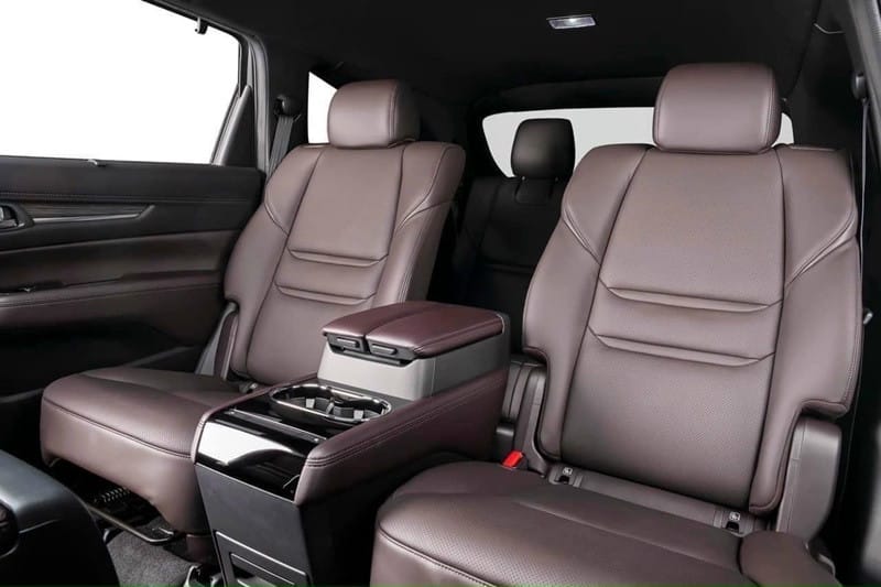 Hàng ghế thứ hai của Mazda CX-8 rộng rãi, tiện nghi, là điểm cộng lớn cho giá xe Mazda CX-8.