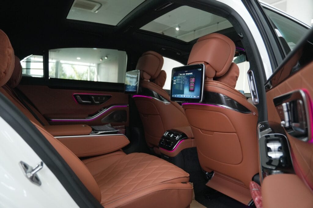 Hàng ghế thương gia phía sau trên Mercedes S450 Luxury với không gian rộng rãi và tiện nghi cao cấp.