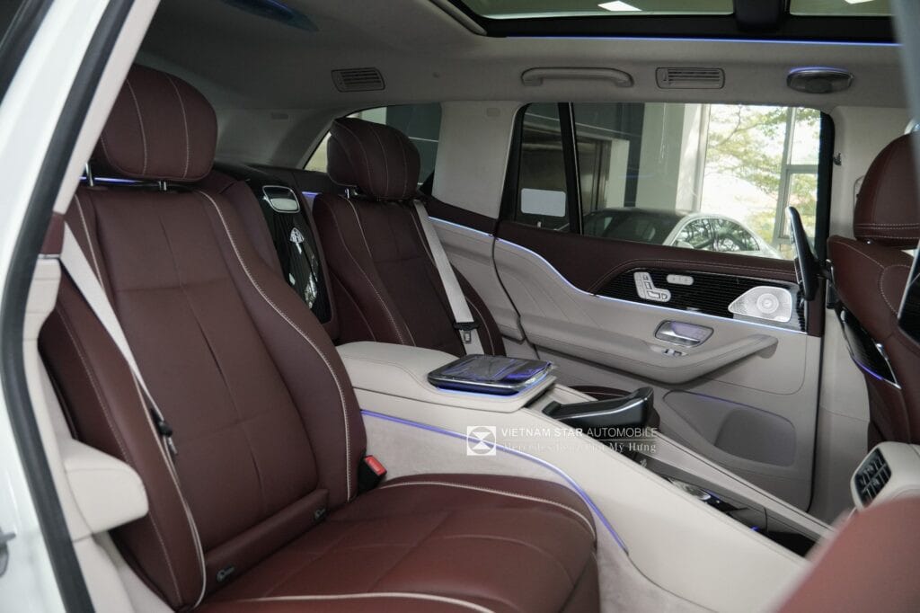 Hàng ghế thương gia phía sau với không gian rộng rãi của GLS 480 Maybach
