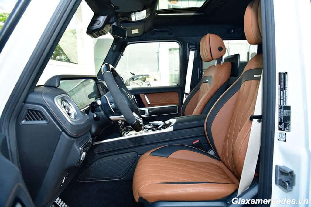 Hàng ghế trước bọc da sang trọng của Mercedes-AMG G63, tiện nghi và ôm sát.