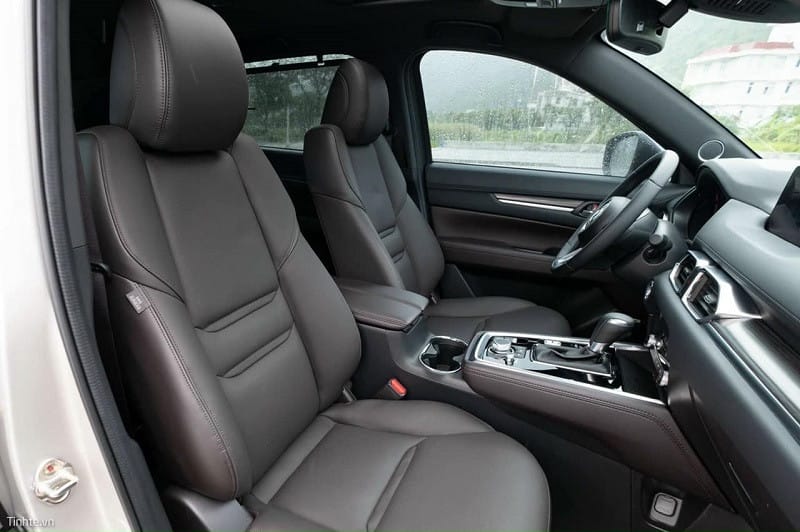 Hàng ghế trước của Mazda CX-8 thiết kế công thái học, mang lại sự thoải mái cho người lái và hành khách.