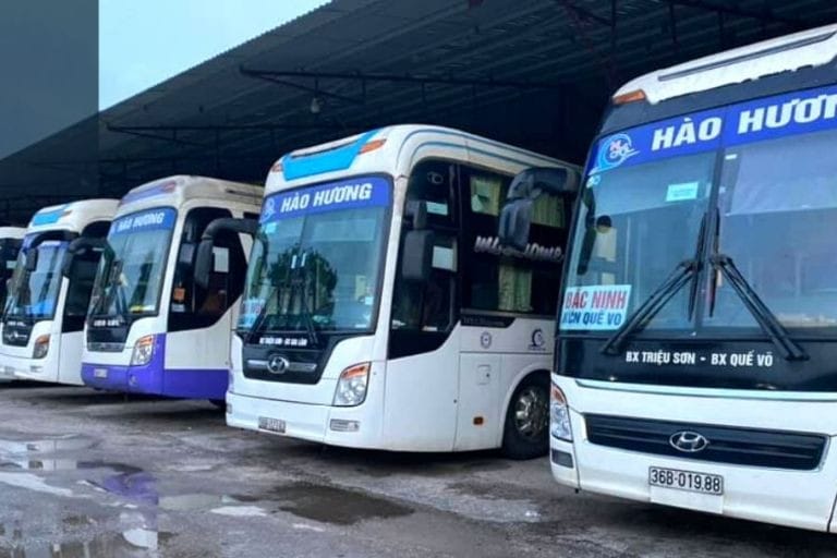 Hành khách chờ đợi tại bến xe để lên chuyến xe khách Hải Phòng Thanh Hóa