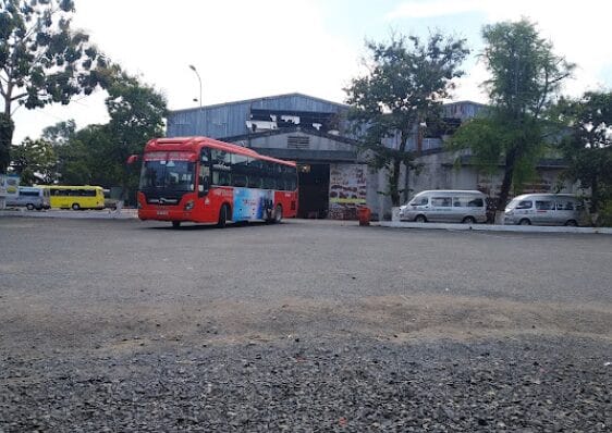 Hành khách chờ đợi và chuẩn bị lên xe tại khu vực bãi đỗ của bến xe Trà Vinh