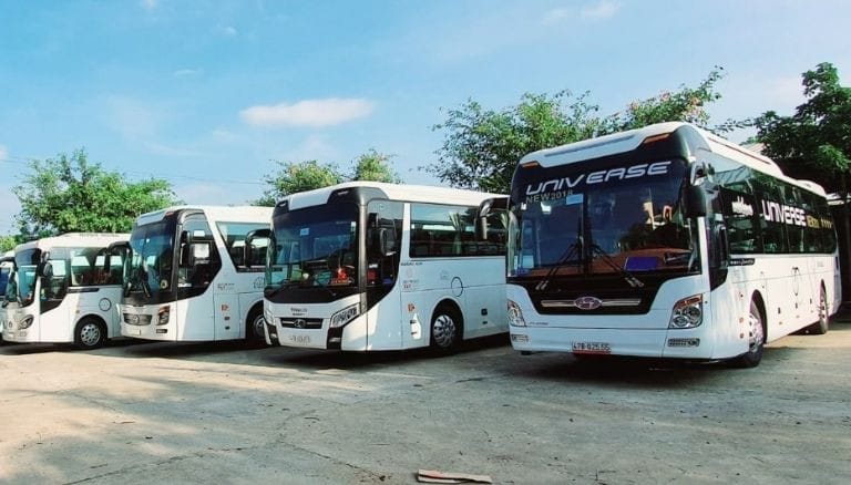 Hành khách chờ đón xe Hà Nội Gia Lai tại bến xe