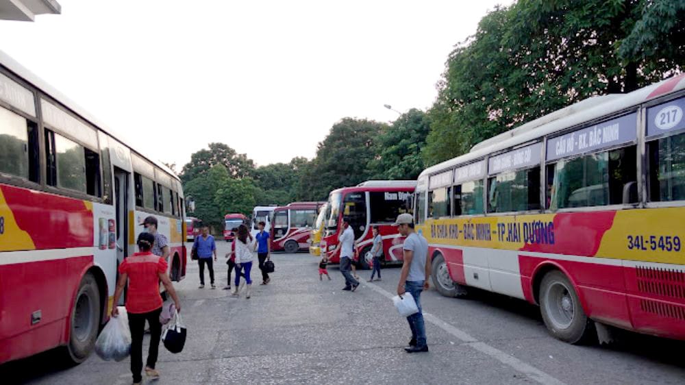 Hành khách tập trung tại khu vực kiểm soát vé của bến xe Bắc Ninh, chuẩn bị cho chuyến đi an toàn.