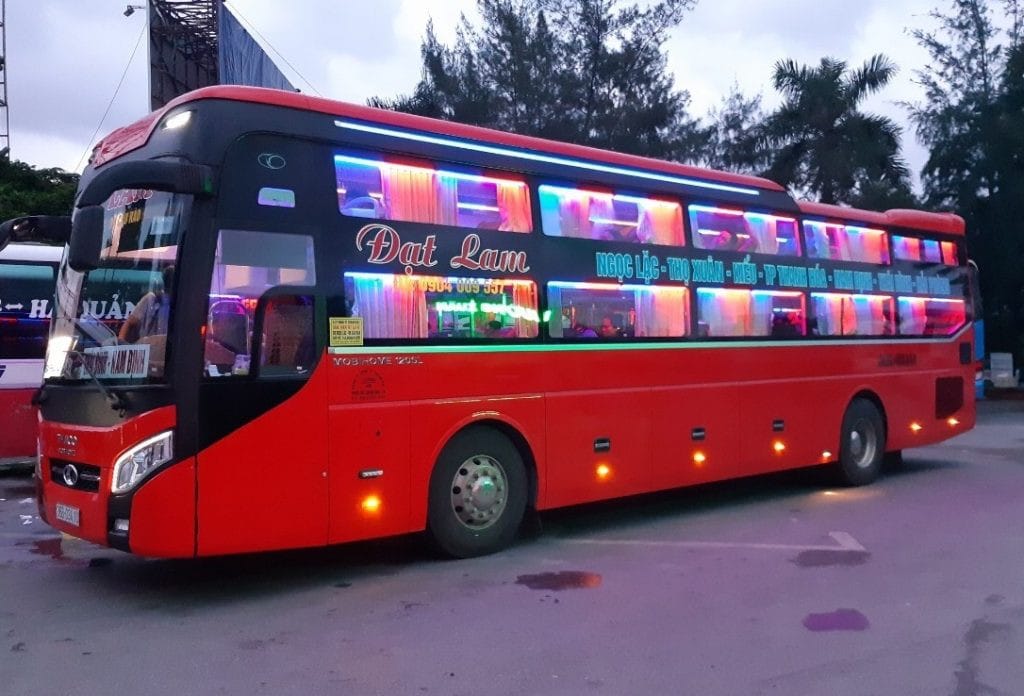 Hành khách thư giãn trên xe giường nằm cao cấp của nhà xe Đạt Lam