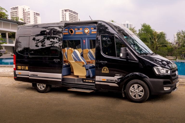 Hành khách thư giãn trên xe Limousine khi di chuyển giữa Vĩnh Phúc và Hà Nội