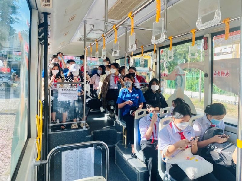 Hành khách trên xe bus Hà Nội
