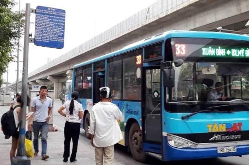 Hành khách trên xe bus tại Hà Nội