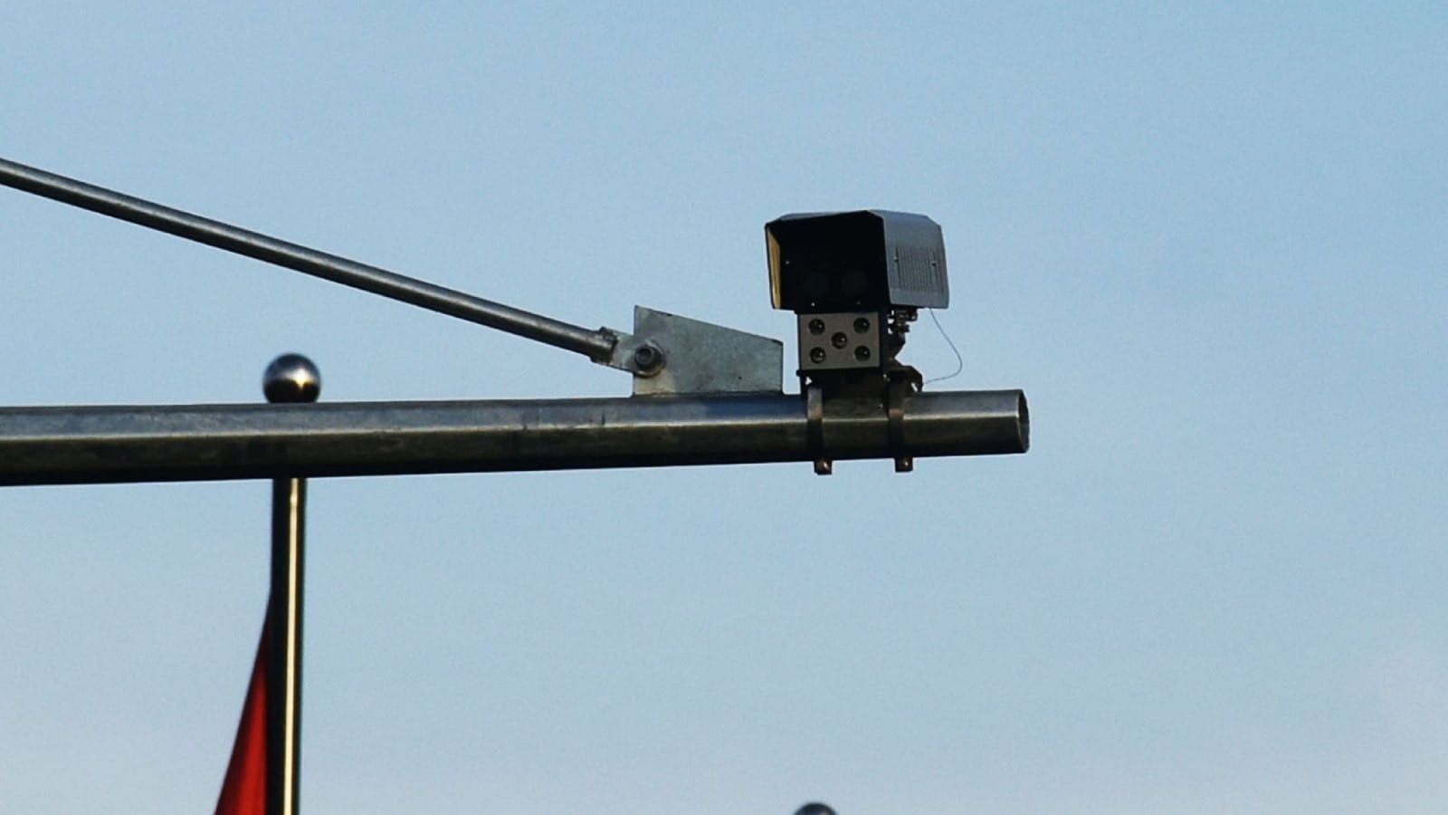 Hệ thống camera bắn tốc độ cố định trên đường đô thị