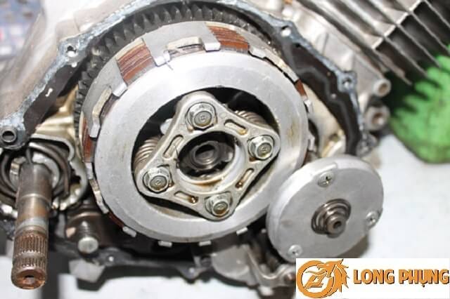 Hệ thống côn xe bị mòn gây ra hiện tượng xe bị hụt hơi