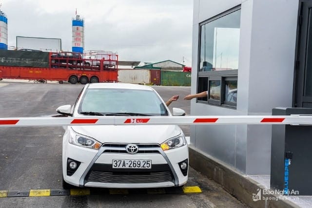 Hệ thống cổng vào thông minh với thẻ từ tích hợp tại Bến Xe Miền Trung, giúp kiểm soát xe hiệu quả.