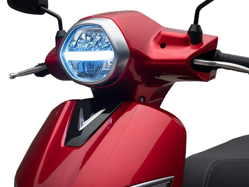 Hệ thống đèn pha LED hiện đại trên xe máy điện, tối ưu tầm nhìn và tiết kiệm năng lượng