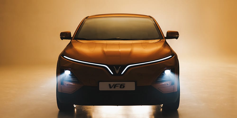 Hệ thống đèn pha LED thông minh trên VinFast VF6 ban đêm