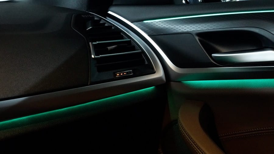 Hệ thống đèn viền nội thất Ambient Light trên BMW X4 tạo không gian sang trọng