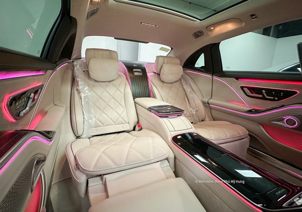 Hệ thống đèn viền nội thất Ambient Lighting đa sắc màu trên Maybach S680, tạo không gian cabin huyền ảo và cá nhân hóa