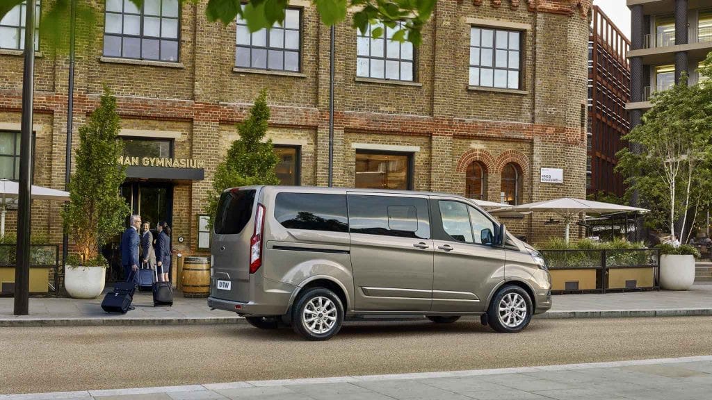 Hệ thống giá nóc độc đáo của xe Ford 9 chỗ Tourneo