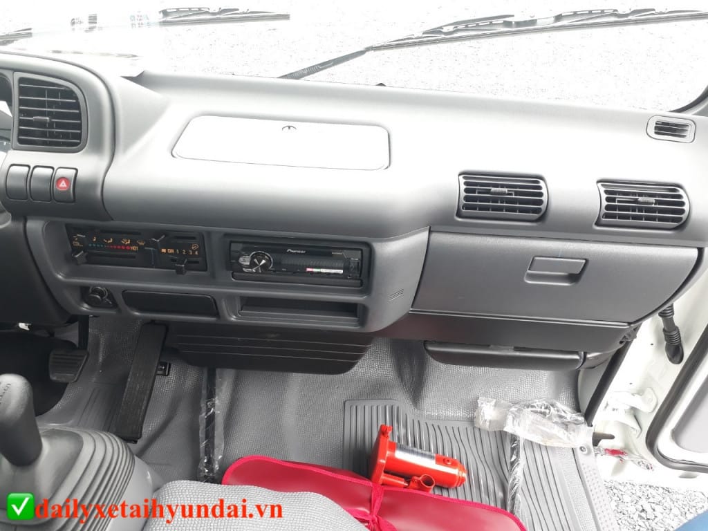 Hệ thống giải trí trên xe tải Isuzu 2.9 tấn với CD và radio AM-FM