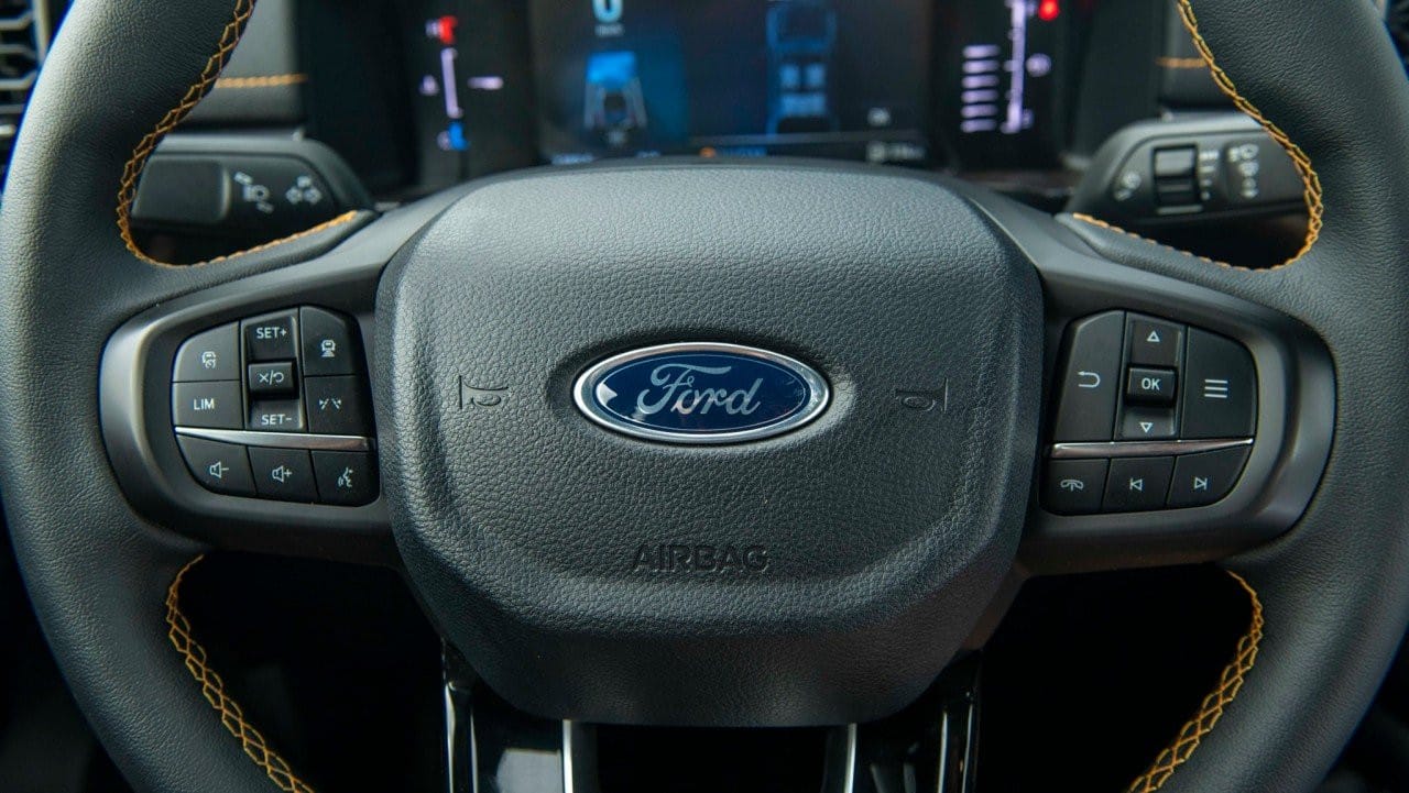 Hệ thống hộc chứa đồ thông minh trong cabin Ford Ranger