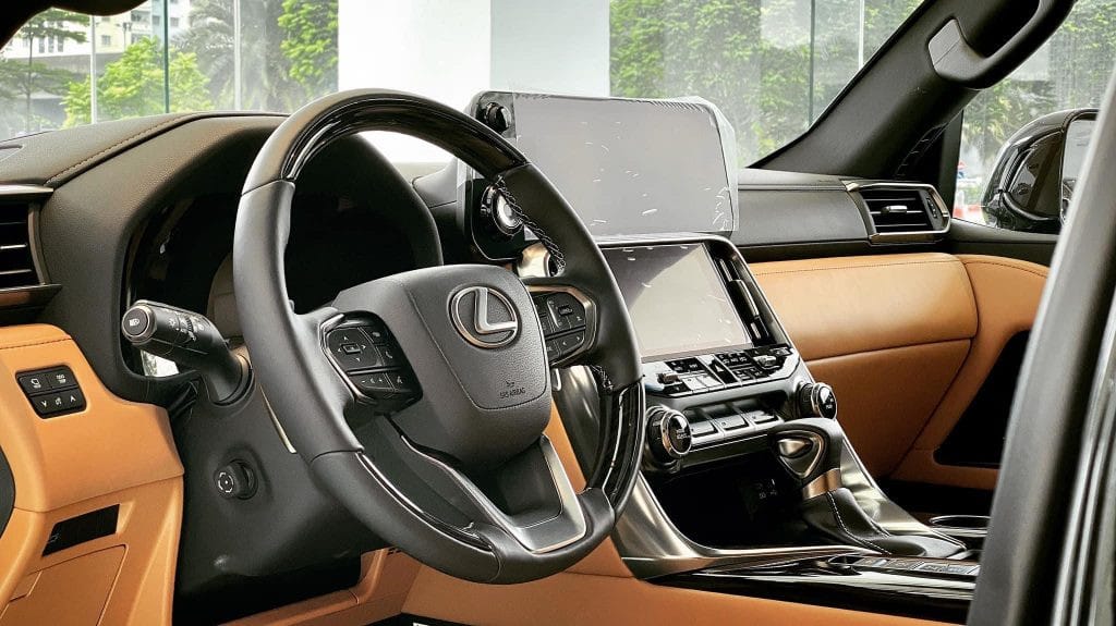 Hệ thống màn hình kép trung tâm trên bảng điều khiển Lexus LX600 7 chỗ, hiển thị thông tin đa dạng.