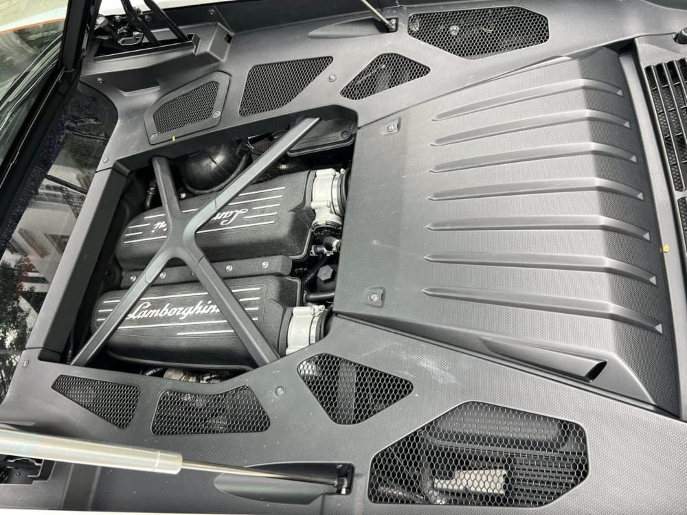 Hệ thống ống xả độ bằng titan trên siêu xe Lamborghini Huracan
