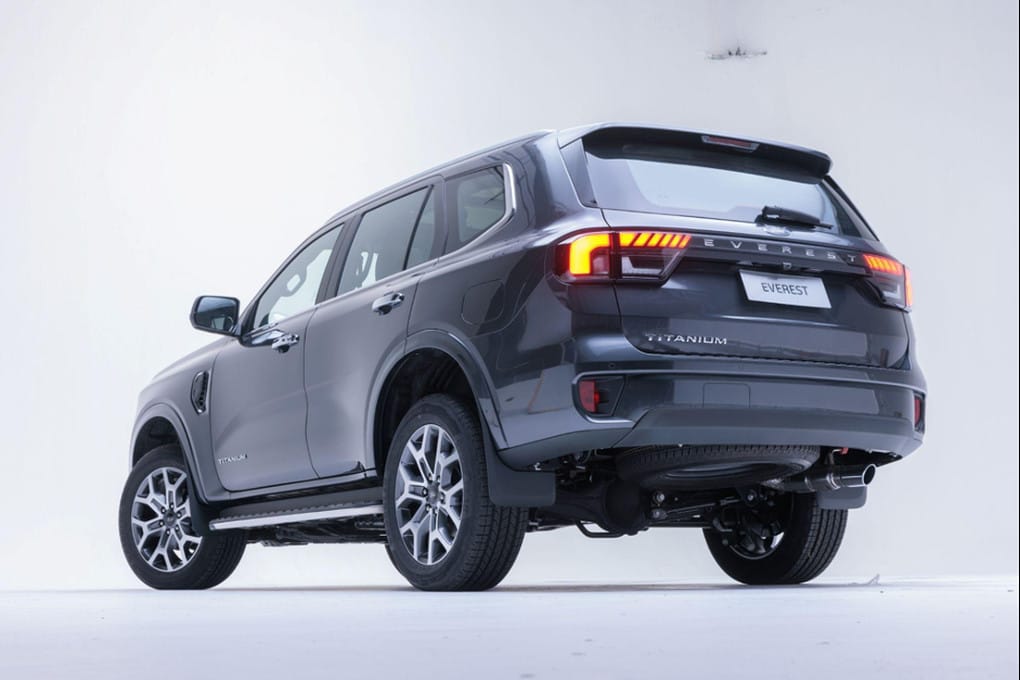 Hệ thống ống xả kép thể thao của Ford Everest máy xăng 2.3L.