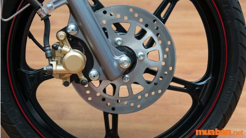 Hệ thống phanh đĩa trước của Sirius 110, đảm bảo an toàn khi di chuyển.