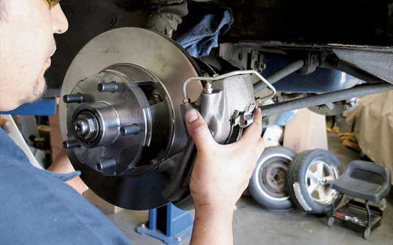 Hệ thống phanh xe tải cũ cần được kiểm tra kỹ lưỡng