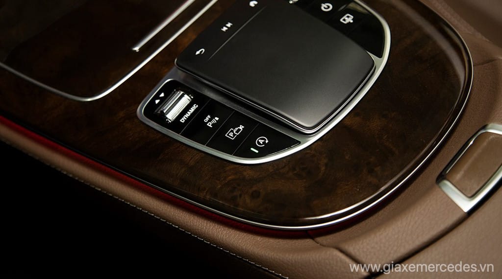 Hệ thống thông tin giải trí MBUX trên Mercedes E200 Exclusive