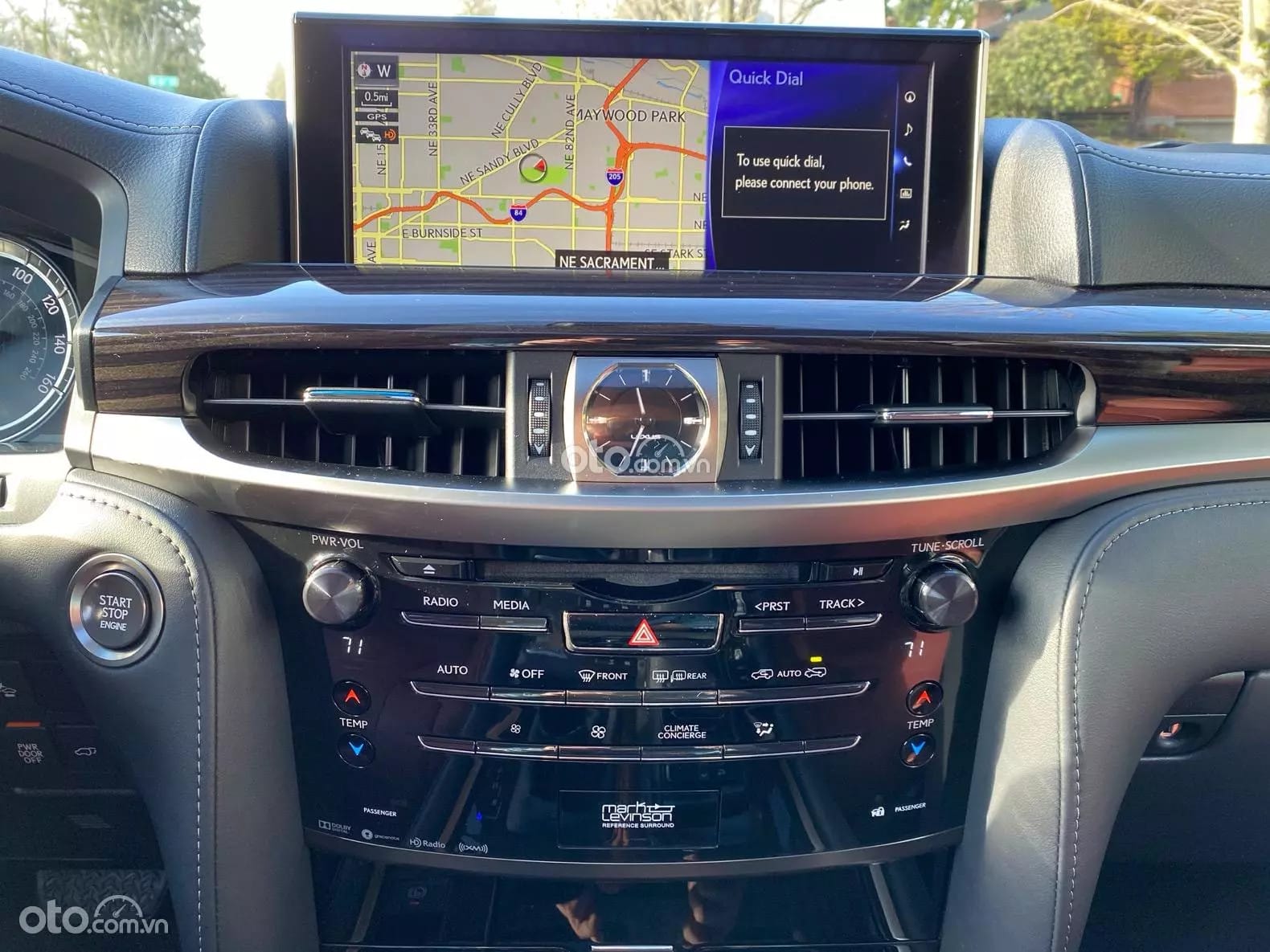 Hệ thống tiện ích và màn hình giải trí đa năng của xe SUV Lexus LX 570