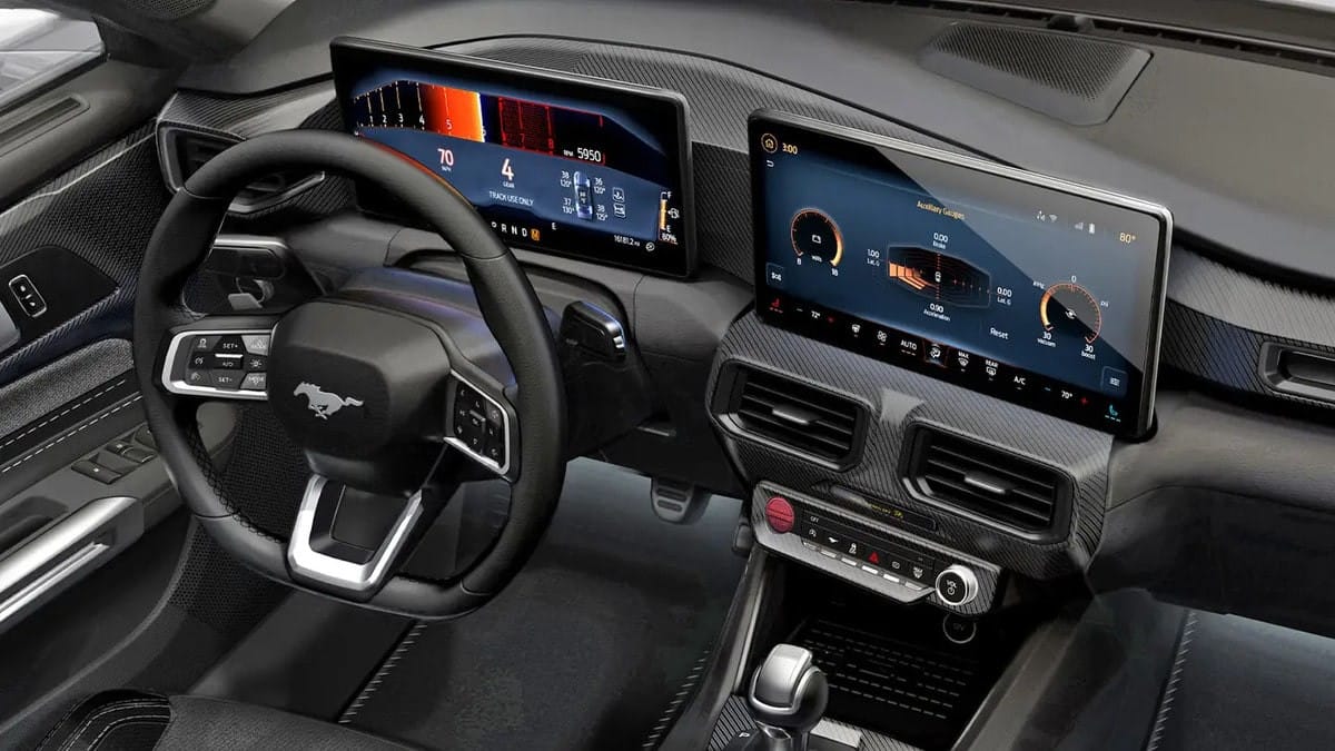 Hệ thống tiện nghi giải trí hiện đại trong khoang lái Ford Mustang GT.
