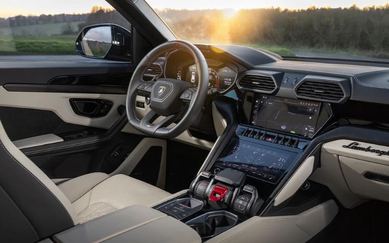 Hệ thống tiện nghi hiện đại của Lamborghini Urus, mang lại trải nghiệm giải trí và kết nối hoàn hảo.