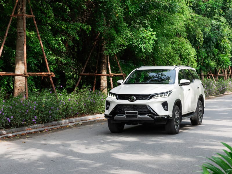 Hệ thống túi khí và cảm biến đỗ xe trên Toyota Fortuner, minh họa các thông số kỹ thuật an toàn.