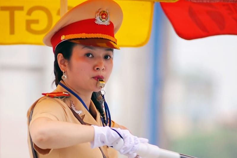 Hiệu lệnh của cảnh sát giao thông bằng còi