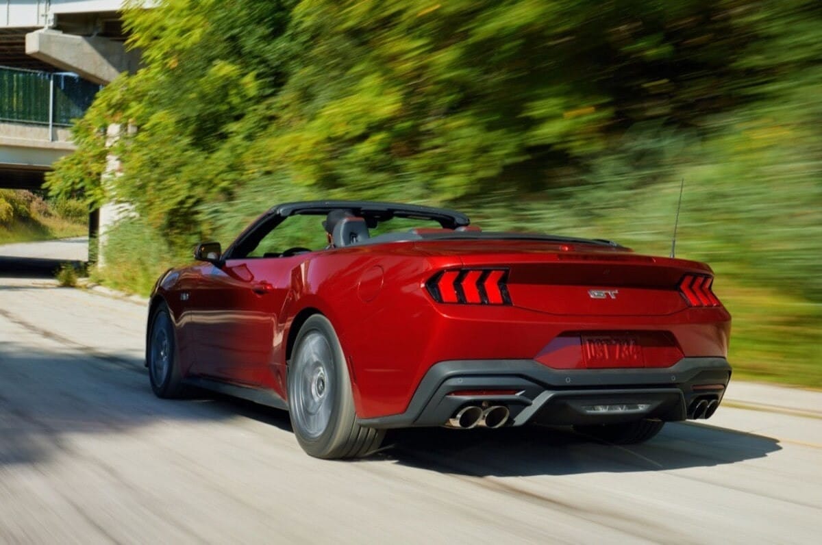 Hiệu suất và tốc độ tăng tốc ấn tượng của Ford Mustang GT.