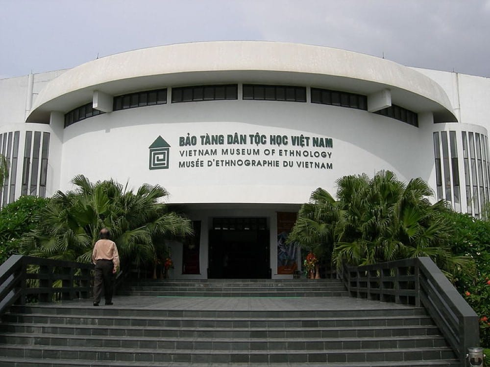 Hình ảnh Bảo tàng Dân tộc học Việt Nam với kiến trúc độc đáo, nằm gần công viên Thủ Lệ