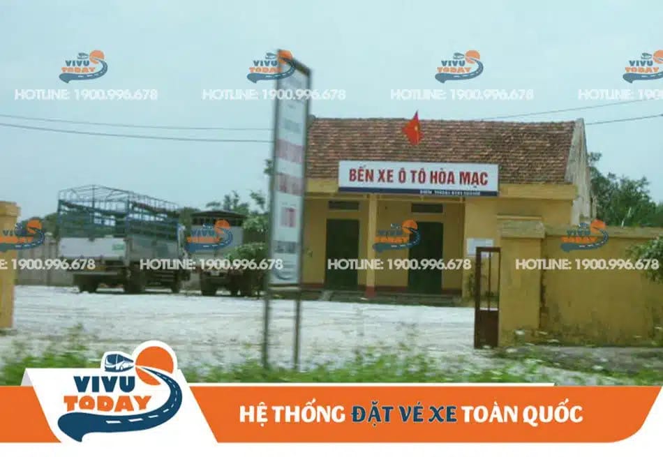 Hình ảnh **bến xe Hòa Mạc** thuộc tỉnh Hà Nam, nơi trung chuyển hành khách.