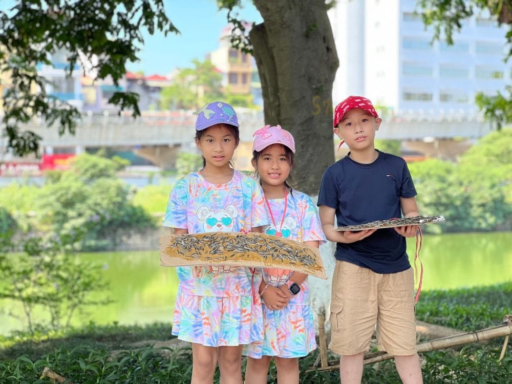 Hình ảnh các bé tham gia hoạt động trải nghiệm ngoài trời, khám phá thiên nhiên tại công viên Thủ Lệ