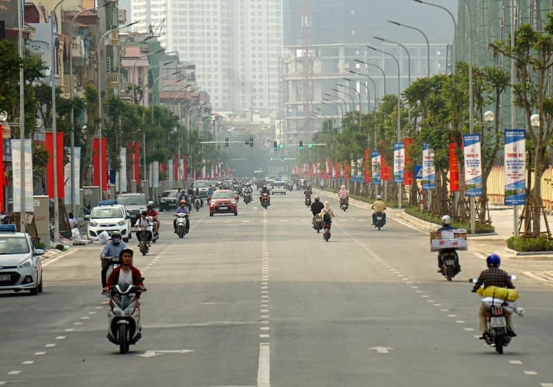 Hình ảnh các phương tiện di chuyển trên đường hai chiều không có dải phân cách