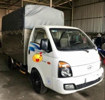 Hình ảnh cận cảnh cabin và thân xe tải Hyundai Porter 1 tấn đời 2017, thể hiện tình trạng xe còn mới.