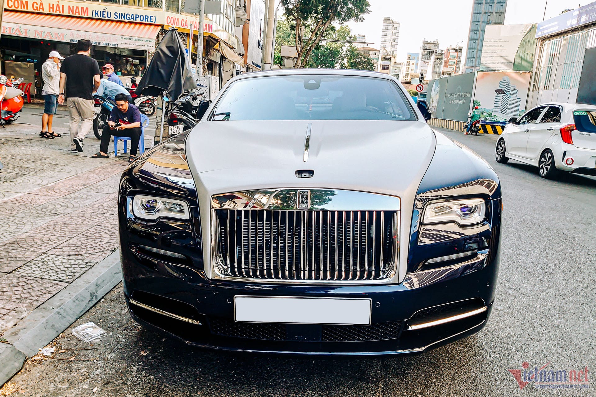 Hình ảnh cận cảnh đầu xe Rolls Royce Dawn mui trần