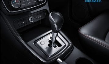 Hình ảnh cần số tự động trên xe 7 chỗ