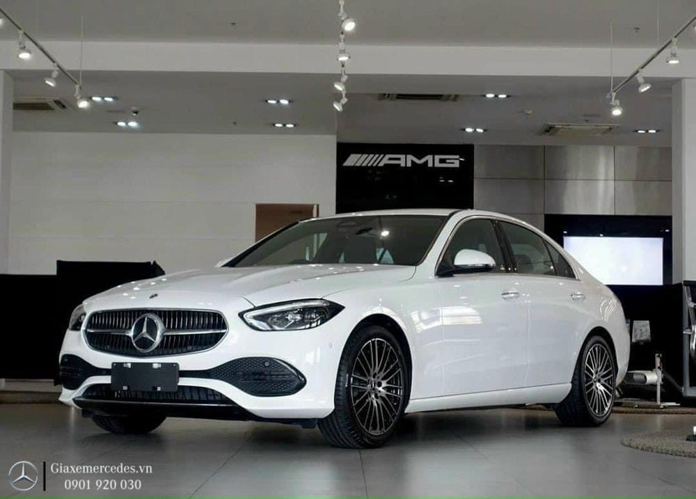 Hình ảnh chi tiết Mercedes C200 Avantgarde Plus từ góc nhìn phía trước, thể hiện sự sang trọng và mạnh mẽ