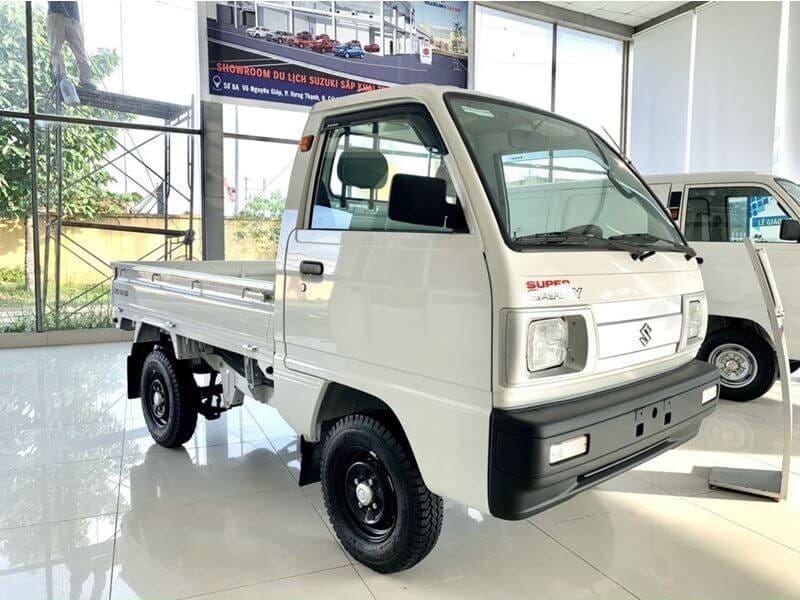 Hình ảnh chi tiết thùng lửng của xe tải Suzuki Carry Truck, minh họa không gian mở rộng rãi cho hàng hóa cồng kềnh.
