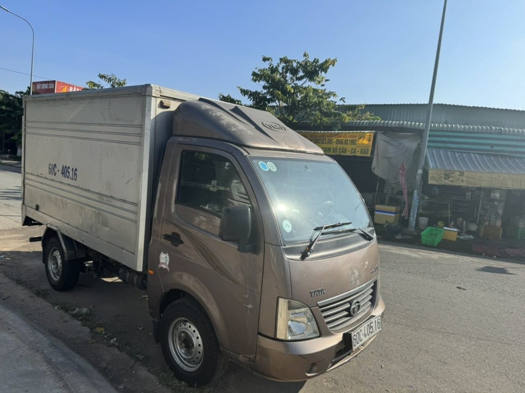 Hình ảnh chi tiết về động cơ của một chiếc xe tải hạng nhẹ cũ Tata