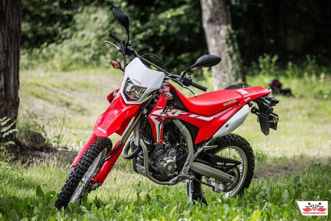 Hình ảnh chi tiết xe cào cào Honda CRF250L màu đỏ, với hệ thống phuộc và lốp chuyên dụng
