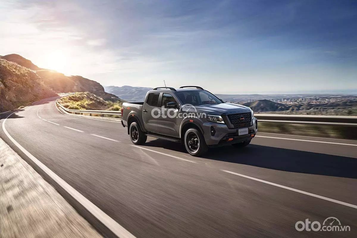 Hình ảnh chiếc bán tải Nissan Navara màu đen bóng loáng, mạnh mẽ đỗ trên con đường đất, sẵn sàng chinh phục mọi địa hình.