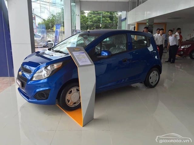 Hình ảnh chiếc Chevrolet Spark 5 chỗ màu trắng, xe đô thị cỡ nhỏ tiết kiệm nhiên liệu